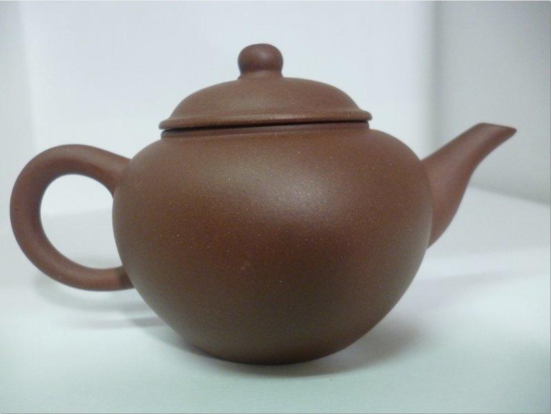 已售出)60年代荊溪惠孟臣18孔紫砂鴿嘴水平標準壺8杯到代保真/朱 已售出)60年代荊溪惠孟臣18孔紫砂鴿嘴水平標準壺8杯到代保真/朱