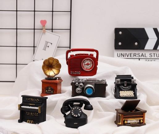 二十世紀復古年代 懷舊日常迷你電器模型 袖珍小物擺飾 打字機 留聲機 老電話機 黑膠唱片機 鋼琴 照相機 收音機 裝飾品