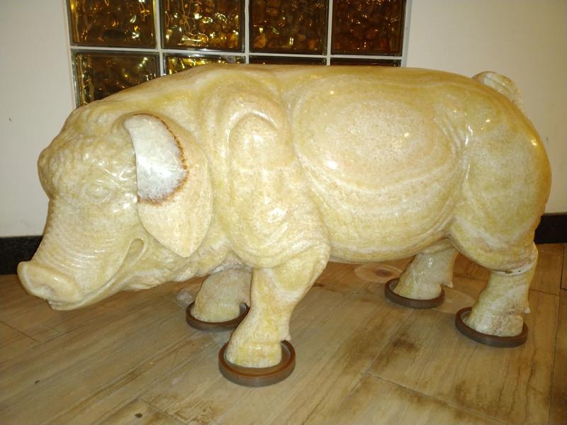 諸年行大運 玉石豬  手工雕刻 重達兩百多公斤 約一個人的大小