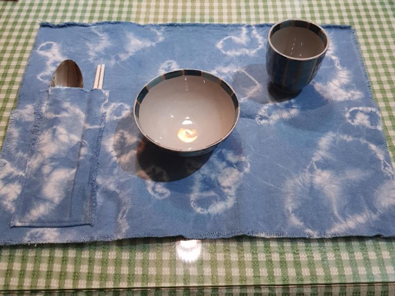 <文字輩小鋪＞藍染餐墊(不含餐具），可放筷子及湯匙，捲起外出很方便，帆布無收邊