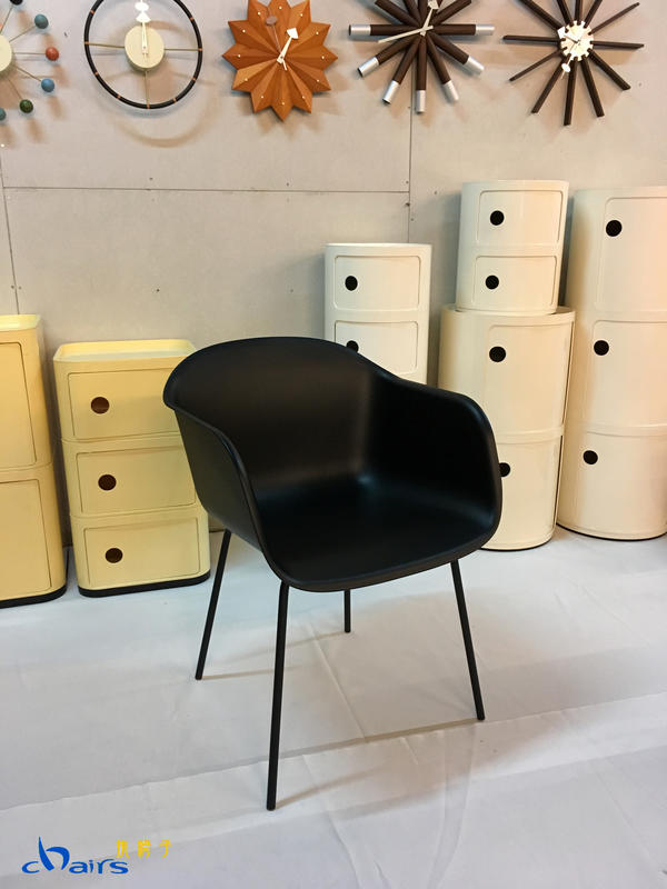 【挑椅子】北歐現代簡約 有扶手 塑料椅 塑膠椅 餐椅 書桌椅 (復刻品) 580-5 黑色