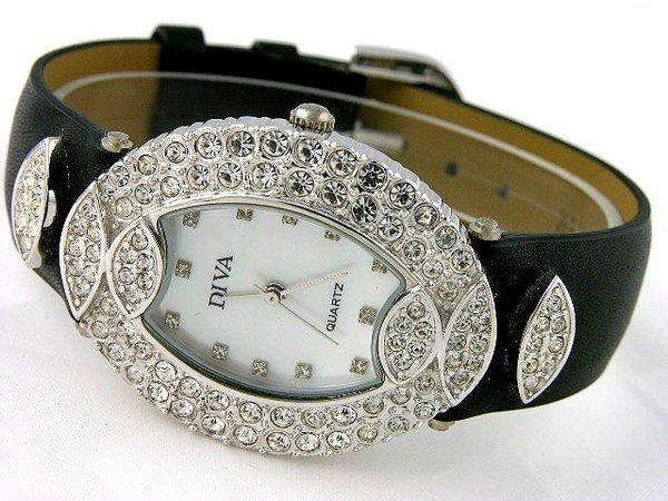 @@DIVA(真品)珠寶錶..清秀佳人..火光十足晶鑽錶殼及珍珠母貝面盤....