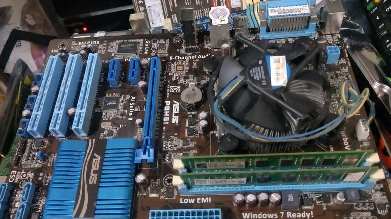 1155華碩主機板P8H61+CPU I5-2400+DDR3 4Gx2  +CPU 風扇