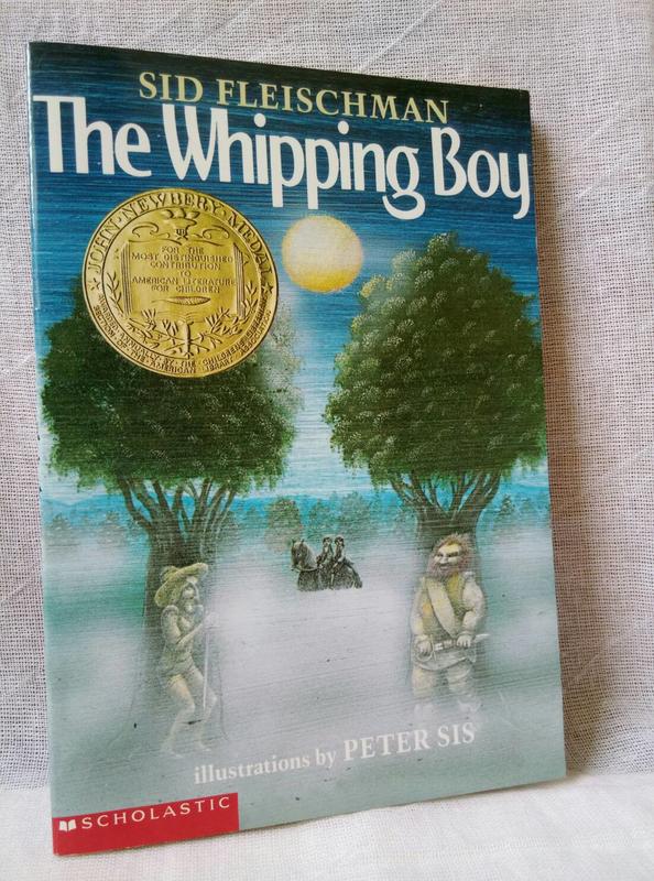 【吉兒圖書】預售《The Whipping Boy 挨鞭僮》機靈的傑米一路帶著王子逃亡，驚險又有趣…1987年紐伯瑞金牌