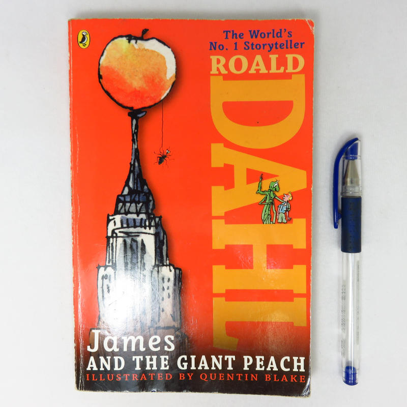 【綠鈕二手書店】＜James and the giant peach 飛天巨桃歷險記 (泛黃有黃點，多頁畫記)＞－