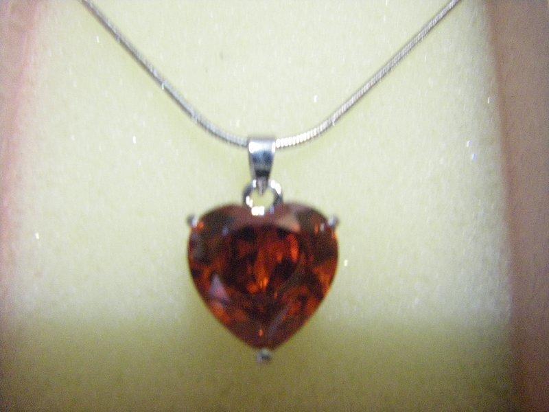 大顆 心形紅寶石項鍊 ~~ 漂亮鑽石切割 ~~ 贈送項鍊 ~~ 只有一條 ~~ 非常漂亮 低價出售 ~~