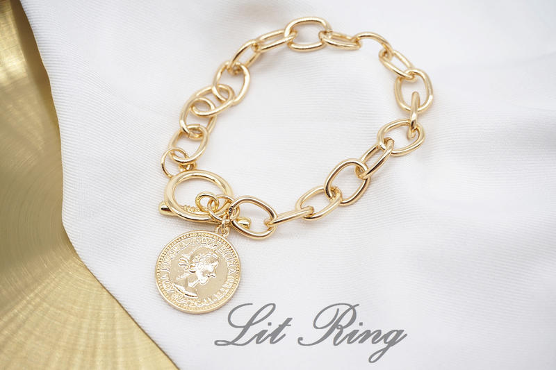 【Lit Ring】時髦寬鍊條女王金幣手鍊。金色 浮雕 人像 頭像 錢幣 圓牌 鎖鏈 粗鍊條 吊飾 手環 飾品 禮物