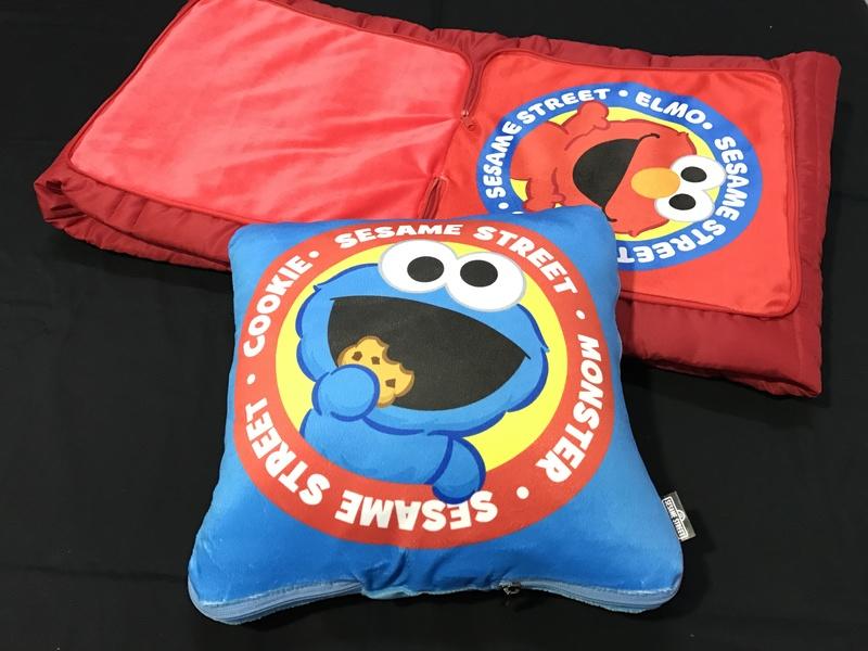 【nike100m】芝麻街 elmo (紅) Cookies(藍) 抱枕 涼被 午安枕 靠枕 約90X150cm 台灣製