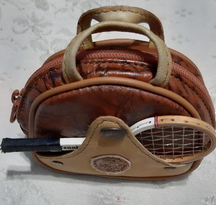 值得珍藏的真皮製作的古董網球拍飾品8cmX7cmX4cm