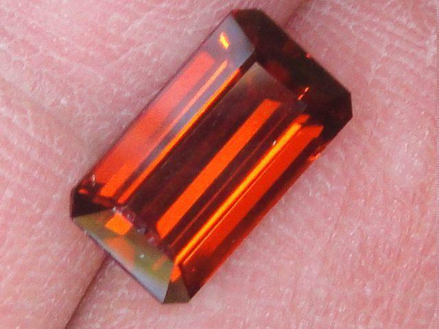 3.86ct天然長方形橙紅色錳鋁石榴石(荷蘭石)