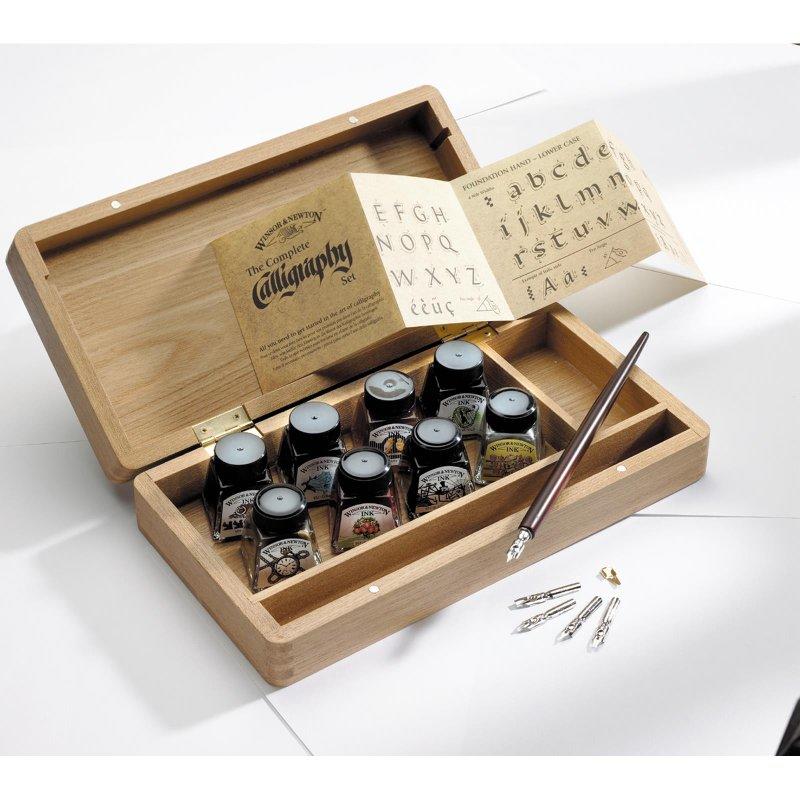 【品 · 創藝】精品美術-英國WINSOR&NEWTON牛頓 木盒精裝彩色墨水8色+沾水筆套組 缺貨