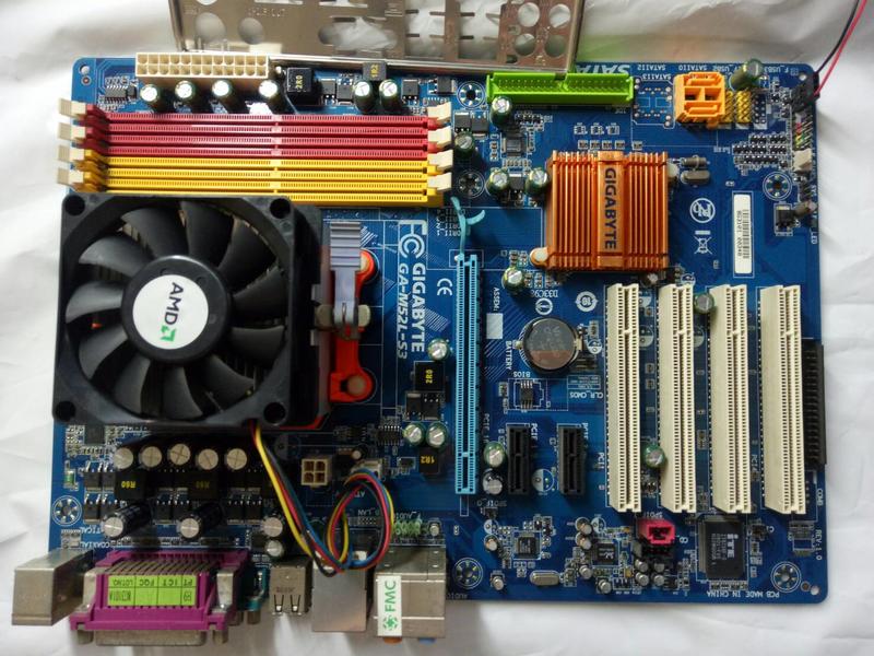 技嘉GA-M52L-S3  AMD主機板 附檔板+CPU+風扇