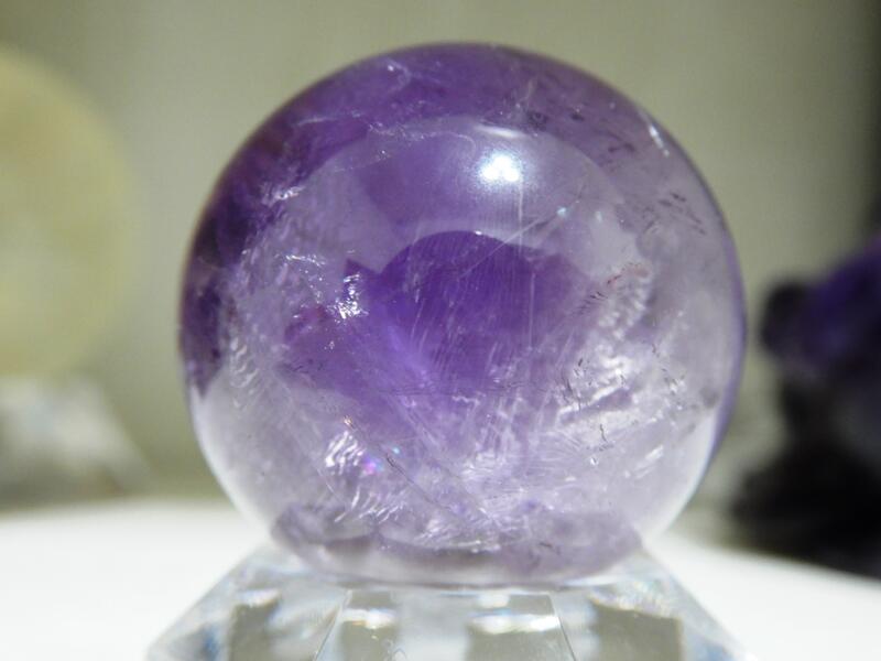 << 紫愛水晶 >> 巴西薰衣草 漂亮色帶 指紋水晶～天然紫水晶球（贈底座） 直徑約28mm 重約42g