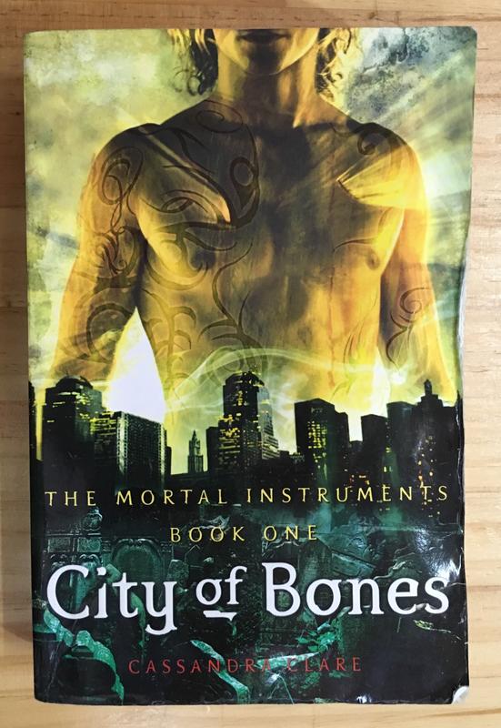Itonowa 輪/原文小說《City of Bones Book one》Cassandra Clare
