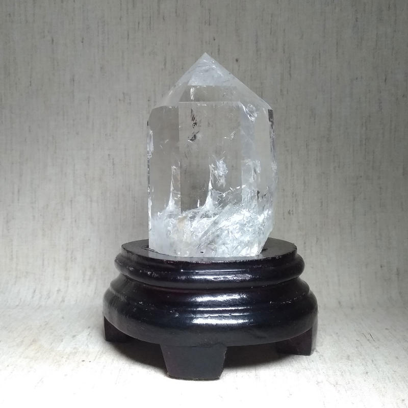 天然鎮宅化煞風水冰透白水晶柱447g