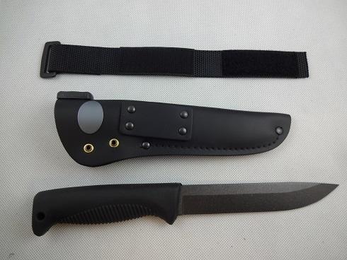 芬蘭J.P. Peltonen Sissipuukko軍刀(遊俠刀)M-95碳鋼材質，特氟隆表面塗層，全刀根。皮革刀鞘