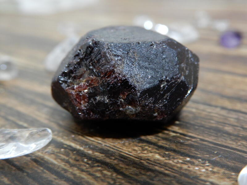 << 紫愛水晶 >> 天然紅石榴石原礦  尺寸：約30*26*16（mm）約36g  無沾油無沾水拍攝