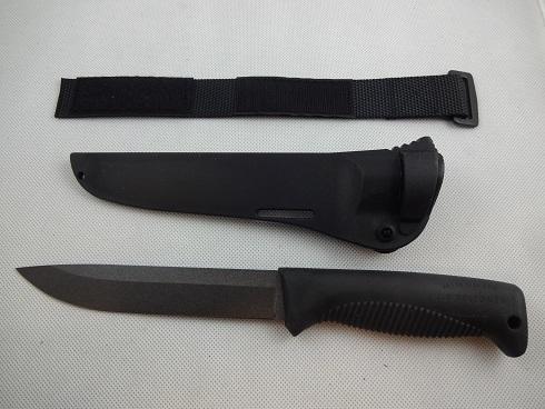 芬蘭J.P. Peltonen Sissipuukko軍刀(遊俠刀)M-95碳鋼材質，特氟隆表面塗層，全刀根。塑膠刀鞘