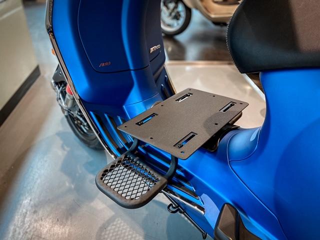 【MOTOR CLUB】Vespa超方便腳踏置物架含防盜 霧黑耐髒款 偉士牌 春天 衝刺 LX GTS 自行安裝方便
