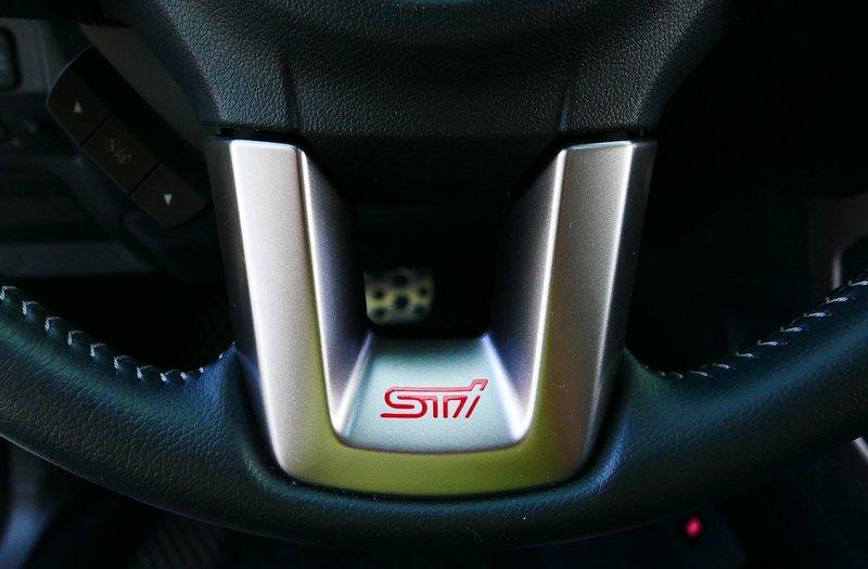 SUBARU【方向盤STI標誌貼】寬2.5公分~3M美國進口1080高品質車貼專用膠膜