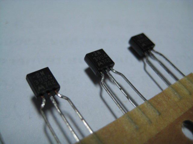 電晶體 2N3904