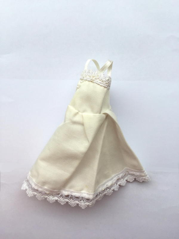 售 1/6 米白不對稱折飾裙裝，平口、裙襬蕾絲邊