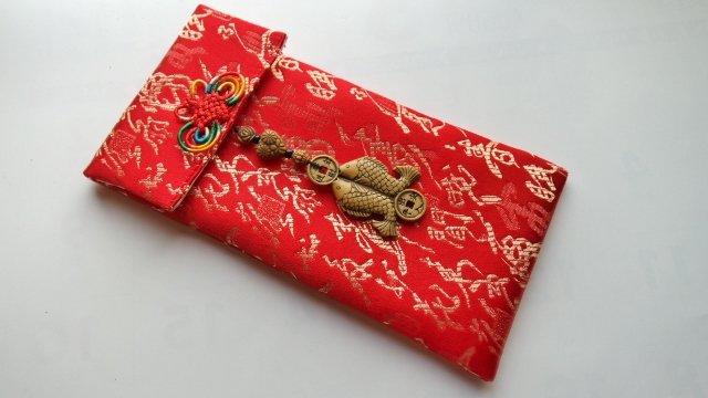 ㄚ嬌手作◎中國風直式紅包袋~綢緞布料~年年有魚墜飾