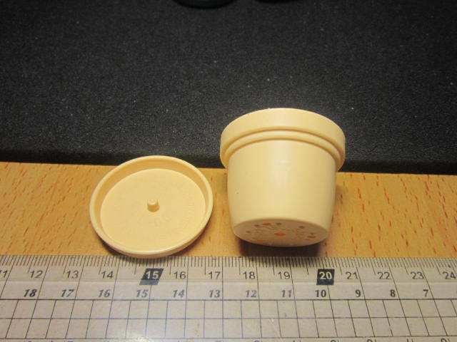 RU8休閒部門 米黃色款1/6精緻小花盆模型一個(附水盤) mini模型