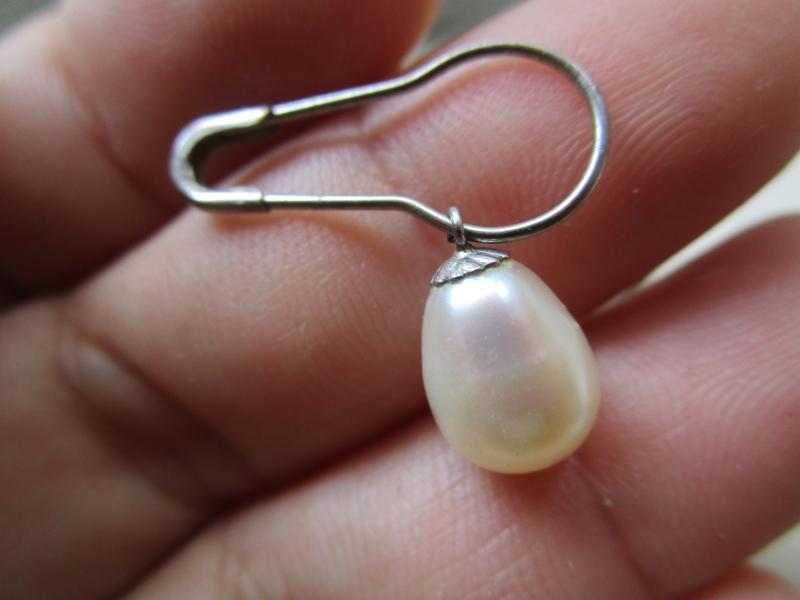 【妹妹的店】天然淡水珍珠長約10mm單一個 別針 略有不明顯皮紋