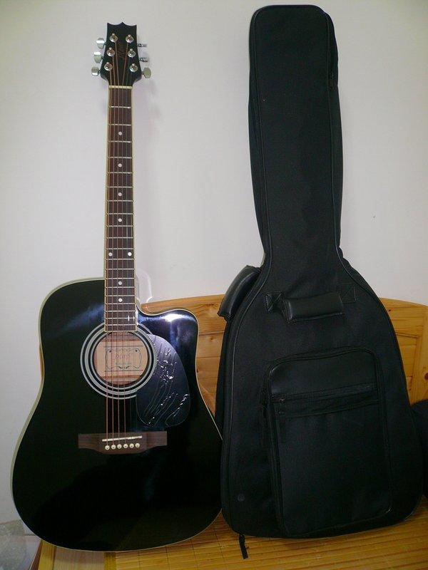 吉他一把 含吉他袋及練習本