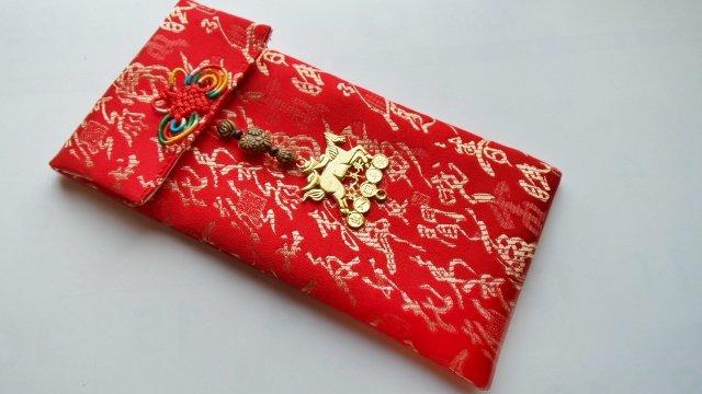 ㄚ嬌手作◎中國風直式紅包袋~綢緞布料~蝴蝶編結~馬上有錢墜飾   