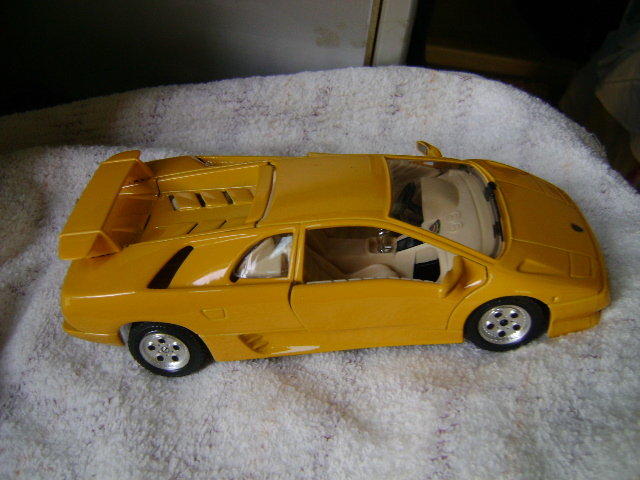 1:24 Lamborghini(藍寶基尼)-Burago 金屬模型車(鍘刀式車門)