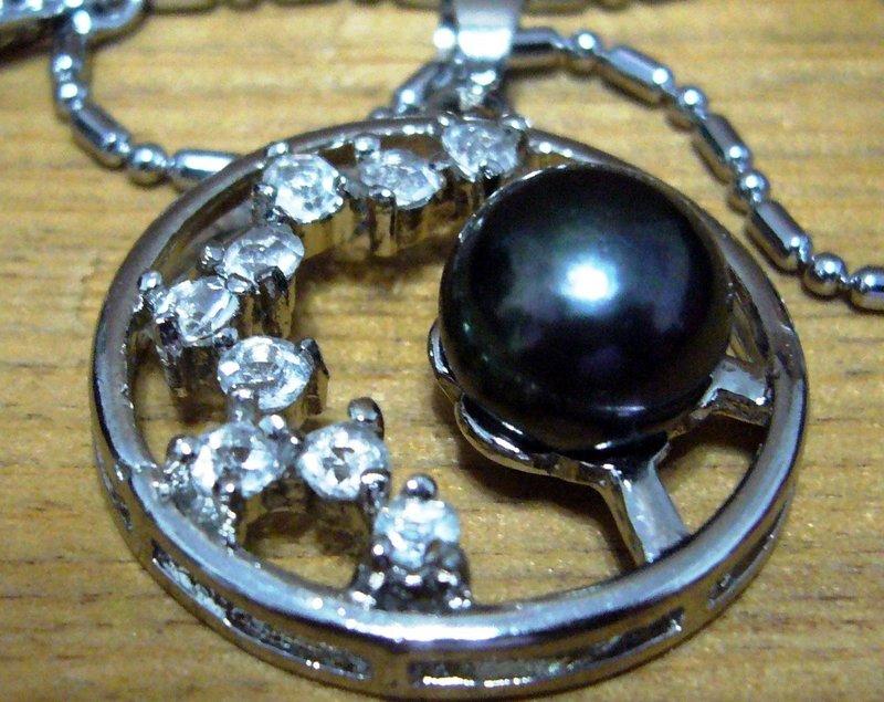 設計款-黑珍珠墜子（有鑲嵌）附送永不生銹金屬項鏈