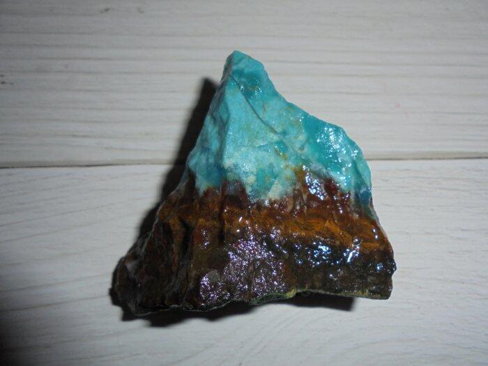 註383台灣藍寶/藍玉髓 都蘭藍寶 這顆多種表現.帶紫玉血絲.金龍紋 外形像座山.有開一小窗玉髓質地   美石