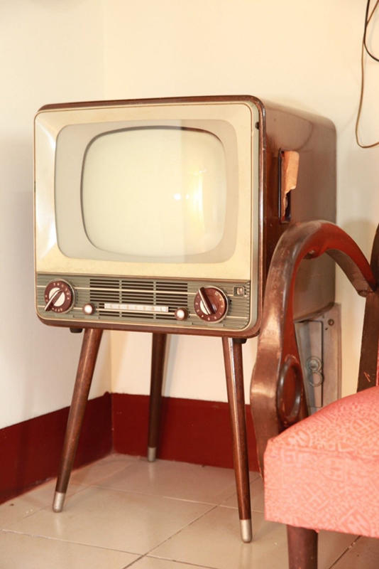 早期 50年代 尖腳 老電視。功能不知道 擺飾佳。開店必備！