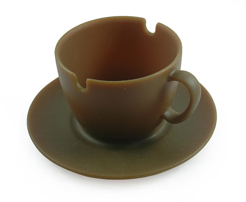 咖啡杯煙灰缸(褐色)，杯子造型的煙灰缸可耐煙頭燒灼，也可擺飾在桌上用來放置文具小物喔