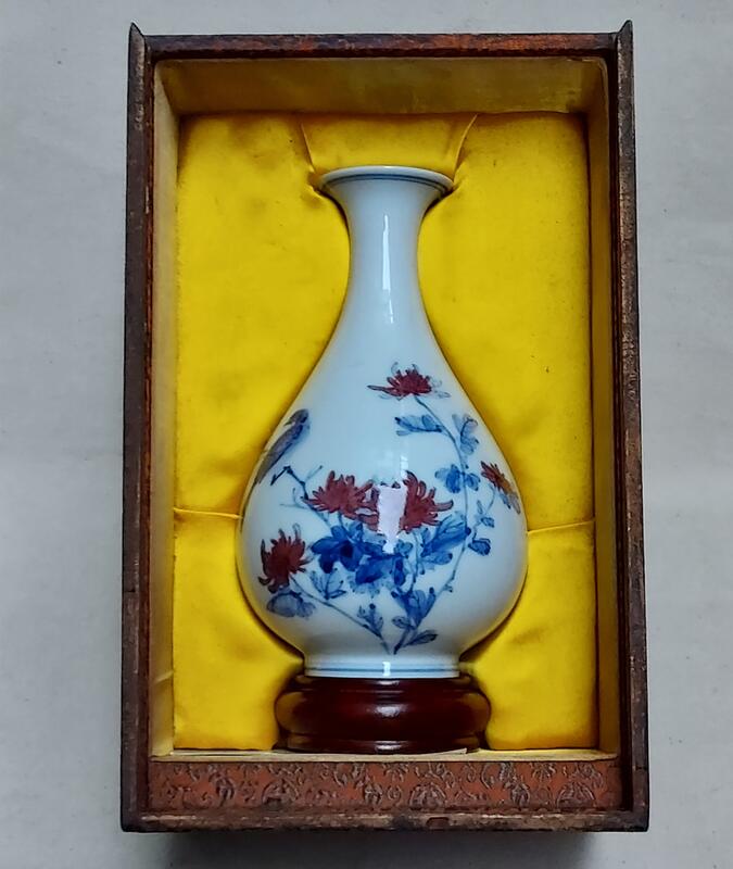 中国美術 台湾 暁芳窯 蔡暁窯 釉裏紅 青花 唐子紋 瓶 台付(A967) 中国美術 台湾 暁芳窯 蔡暁窯 釉裏紅 青花 唐子紋 瓶 台付(