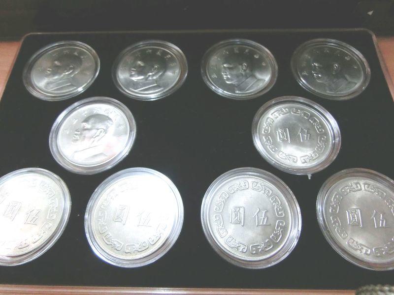 台灣60年代 5元 錢幣 硬幣 紀念幣 收藏  搭配展示盒