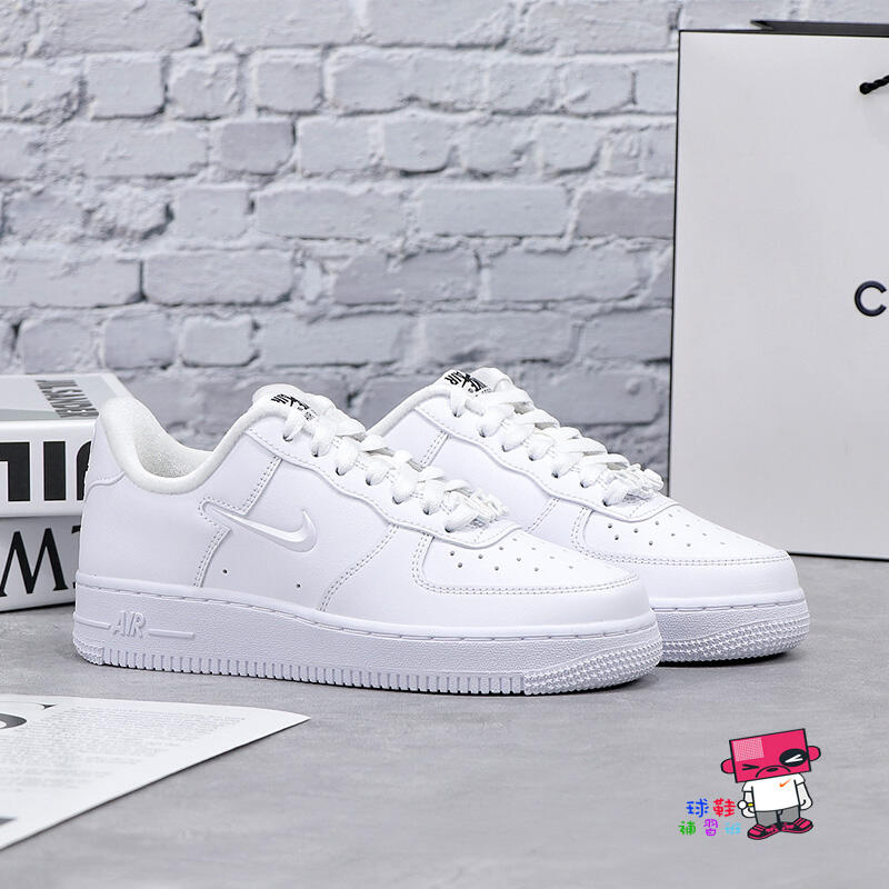 球鞋補習班W NIKE AIR FORCE 1 07 SE 炫白珍珠立體LOGO 女休閒FB8251