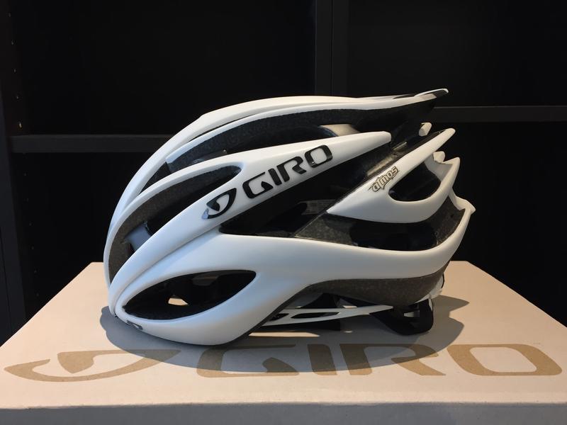 全新Giro Atmos II 安全帽（消光白黑) 另有Giro Atmos II  消光黑 與 消光鈦色 需另外訂購,