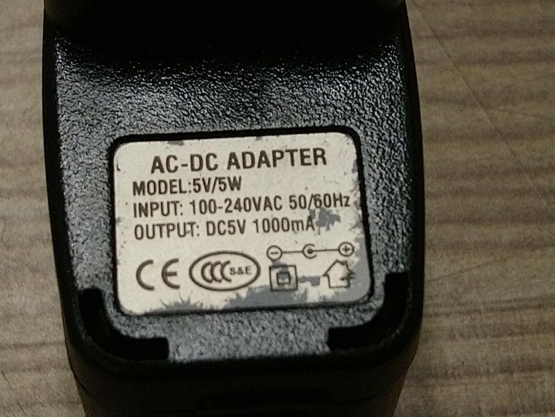 AC-DC adaptor input 100-240V, output  5V, 1000 mA 電源轉接器變壓器沒有
