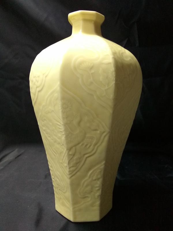 《茁壯啟業 》多角剔花紋淡黃釉瓶 18x18x32 H77
