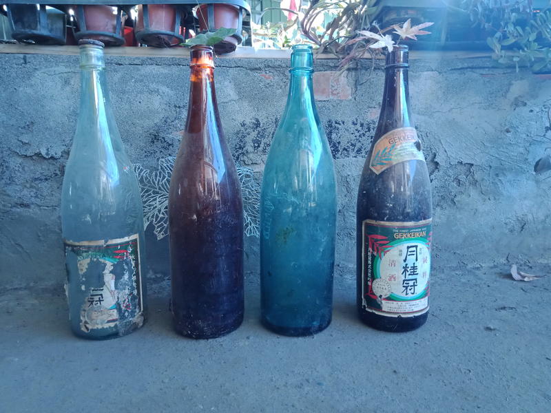 早期玻璃大酒瓶一對（2咖啡色2淺綠色）共4支1組