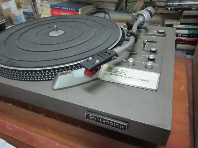懷舊黑膠唱片機、播放機、古早品、老件、裝潢擺設 (外盒後扣損壞 )