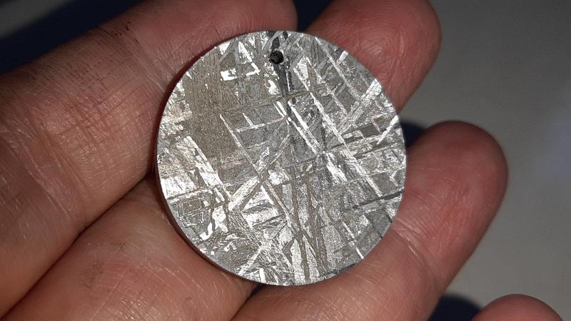 鎳鐵隕石圓盤墜gibeon天鐵圓盤墜直徑30MM厚將近4MM21.6克