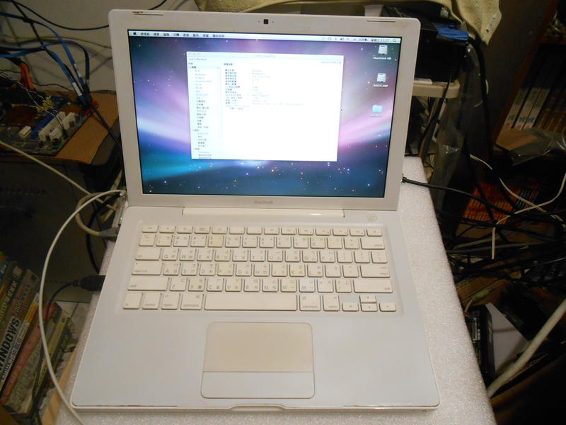 Apple Macbook A1181 2007年 13.3吋筆電（9）（缺電池、機殼有裂痕）【可開機】＜零件機＞