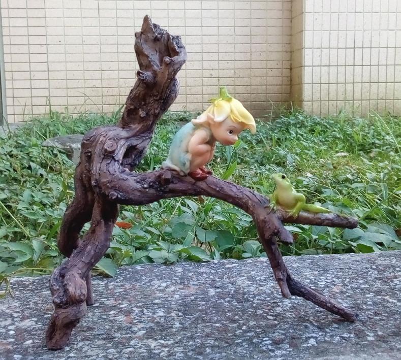 【浪漫349】zakka 小動物系列 - 圖1 樹幹上 花精靈與青蛙 多肉植栽擺飾 波麗材質