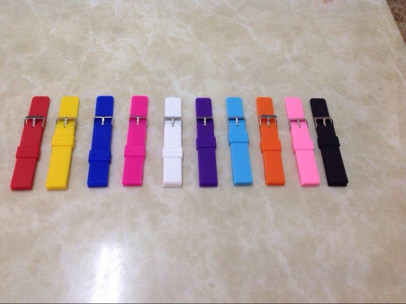 《玩美鐘錶材料》彩色矽膠錶帶，買十送一，附錶耳，有十色，有20mm和18mm兩個尺寸！