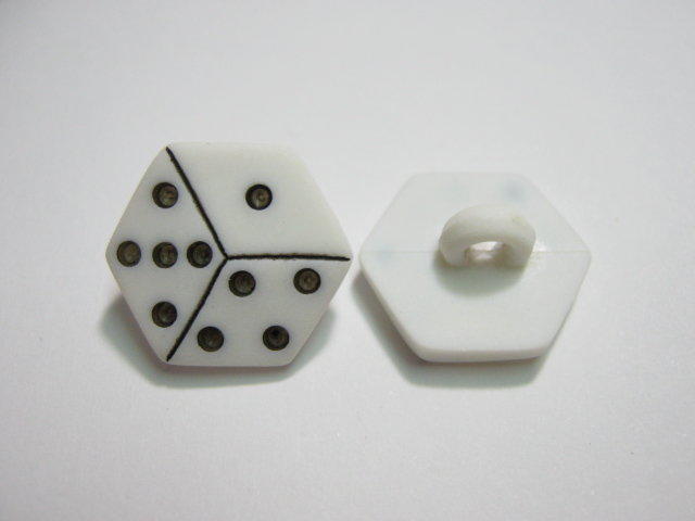 【鈕釦部屋】~~ 造型鈕釦 D1224 -- 骰子 ( 1.6cmx1.8cm ) -- 每顆3元