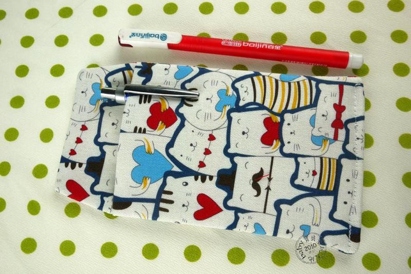 【寶貝童玩天地】【HO121-61】醫師袍口袋型筆袋 (無前蓋) - 愛心貓 藍框